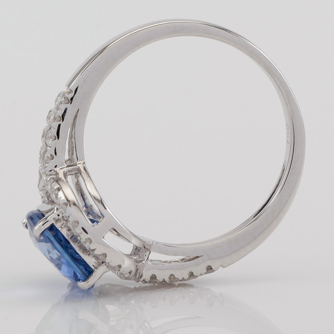 RING, 18K vitguld, safir ca 2.74 ct. och diamanter tot ca 0.39 ct.