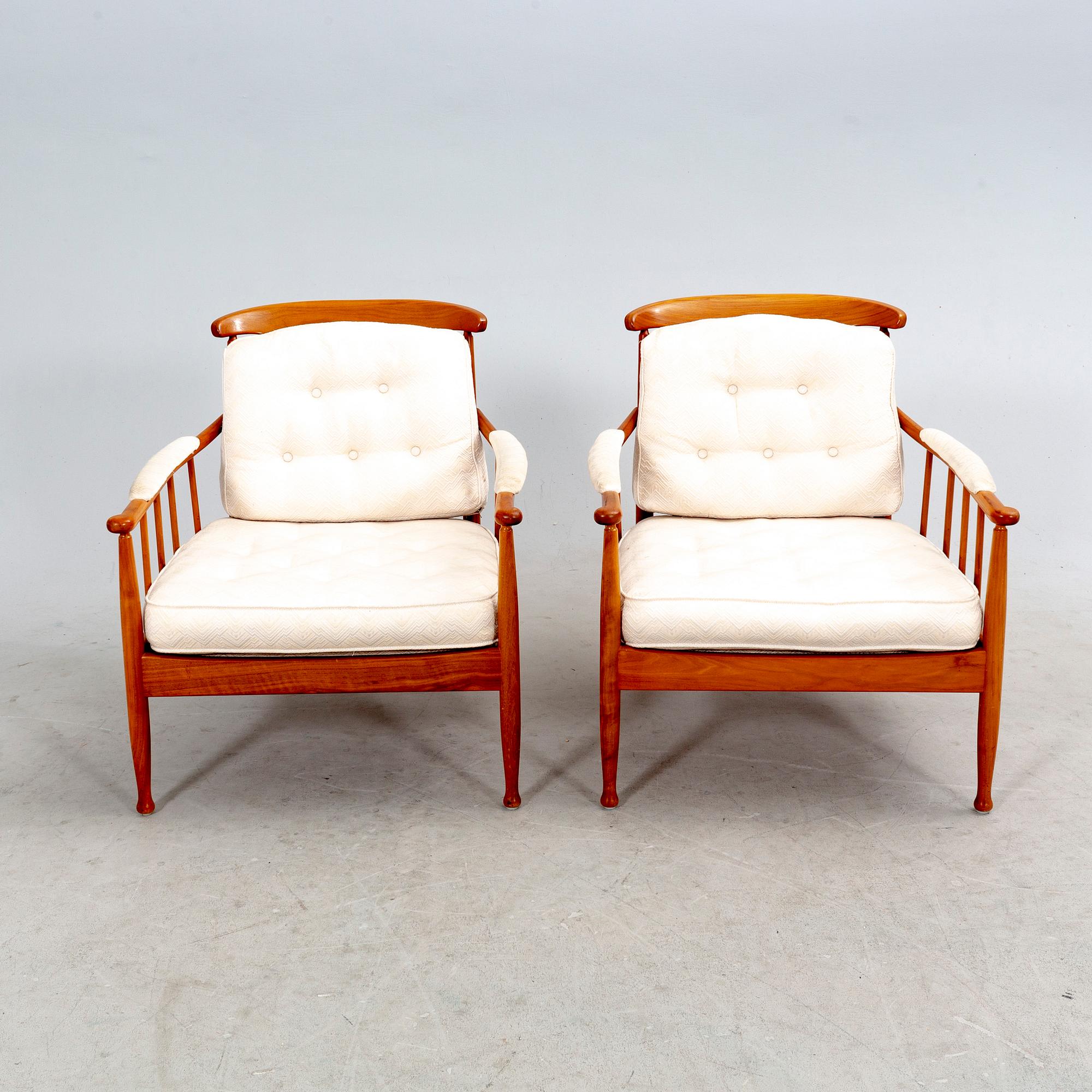 Kerstin Hörlin-Holmquist, a pair of walnut armchairs 'Skrindan', mid/second half of the 20th century.