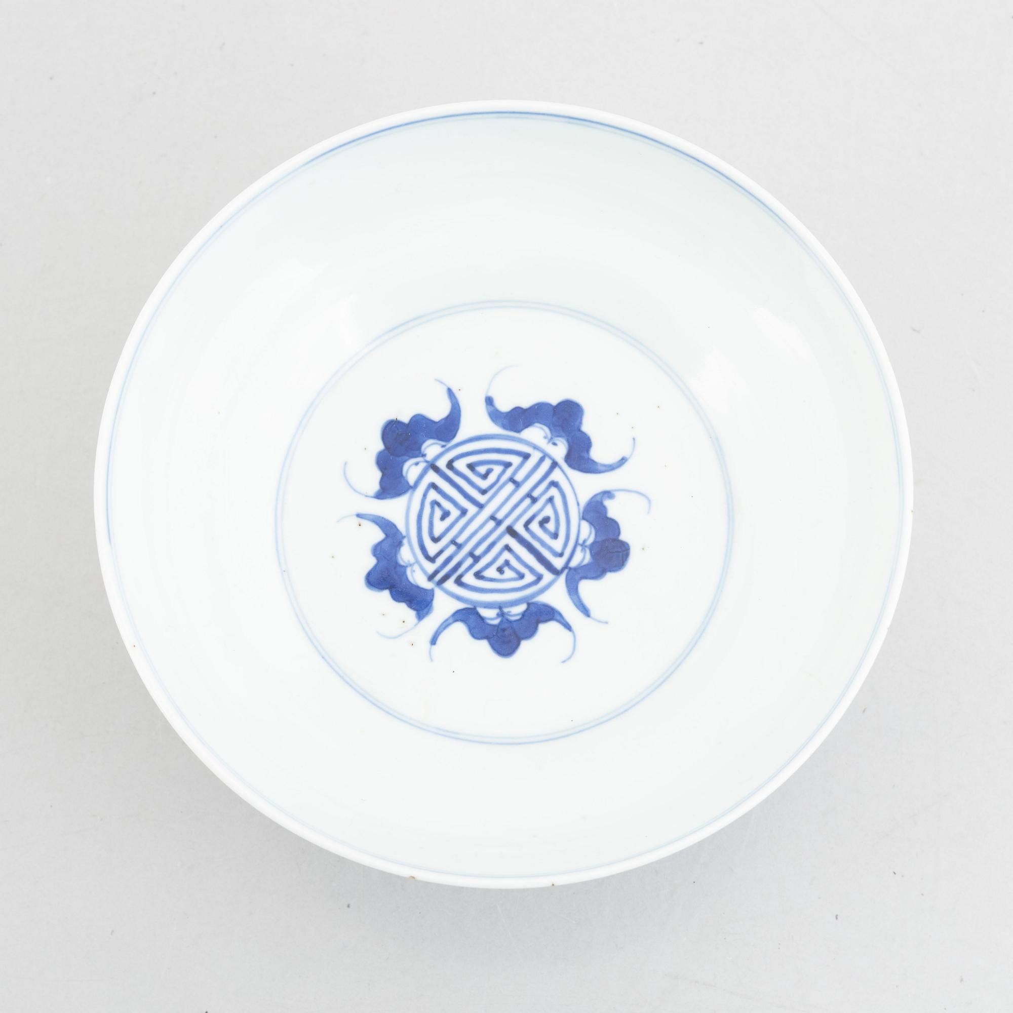 A blue and white stem cup, China, late Qing dynasty/early 20th century.
