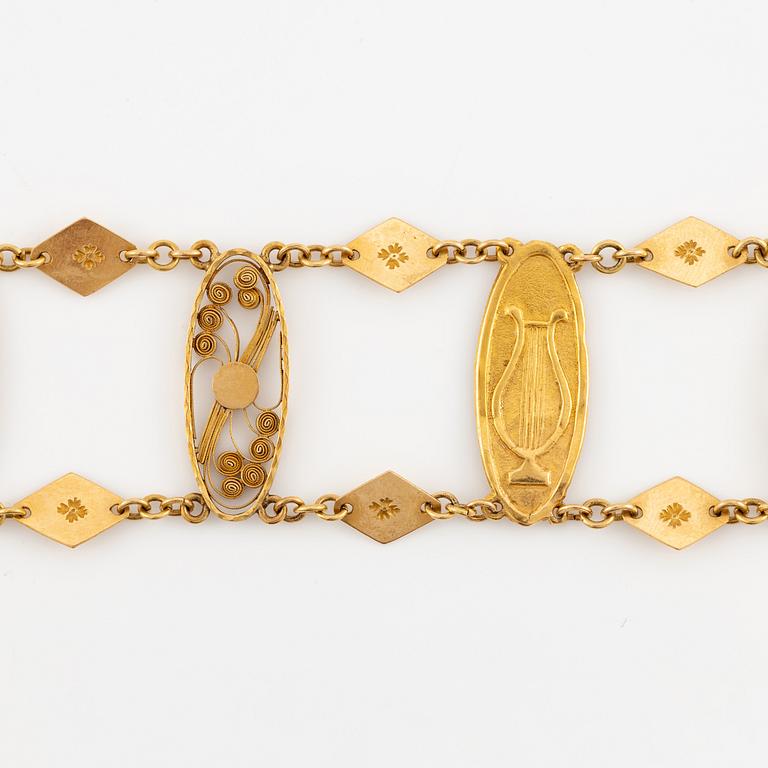 A bracelet in 20K gold.