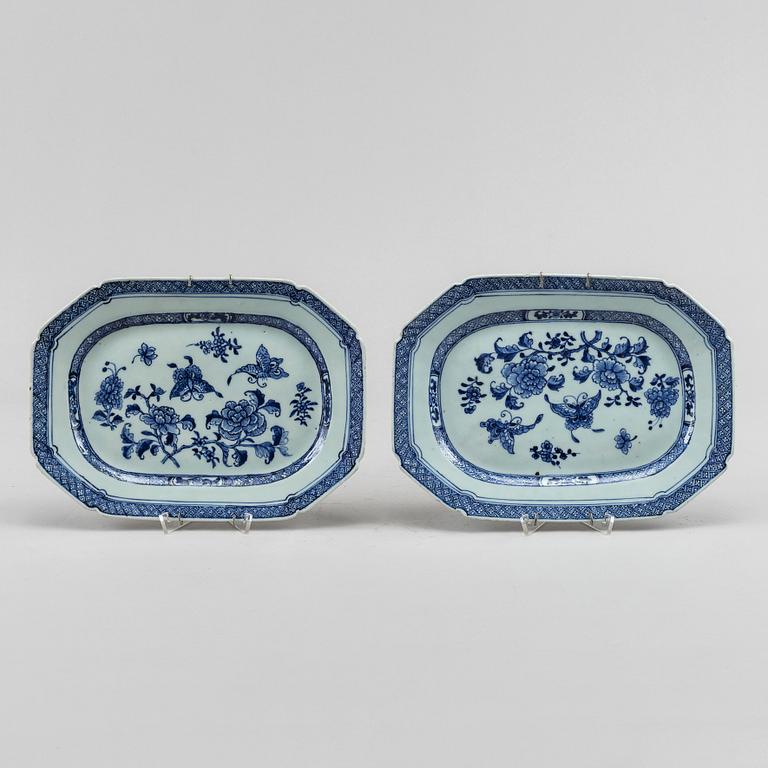 A pair of blue and white serving dishes, Qing dynasty, Qianlong (1736-95).