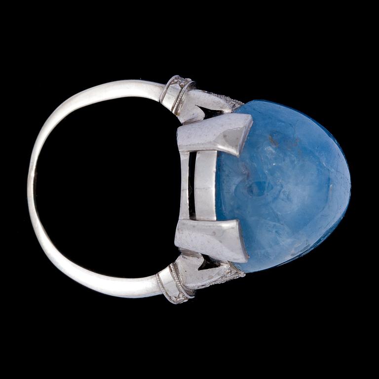 RING, cabochonslipad safir, ca 30 ct, med åttkantslipade diamanter.