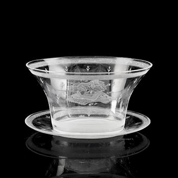 Edward Hald, An engraved Orrefors glass bowl with stand, first half of 20th Century.