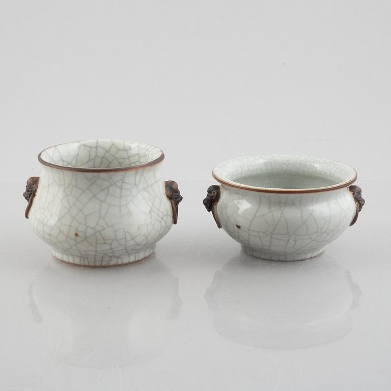 A Chinese ge glazed stoneware brush washer, a vase and two bowls, early 20th century.