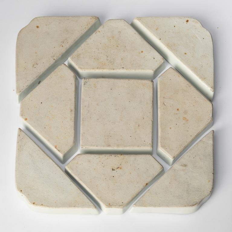 Cabaret i schatull, porslin och trä. Kina, 1900-tal.