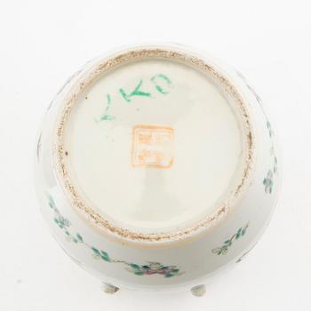 A group of Chinese porcelain, late Qing dynasty/20th Century.