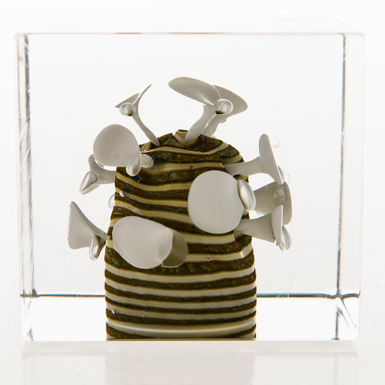 OIVA TOIKKA, An annual glass cube signed Oiva Toikka, Nuutajärvi 1981, numbered 999/1000.