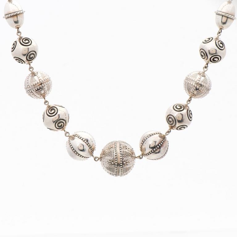 KAULAKORU, "Halikon kääty", hopeaa. Kalevala Koru.