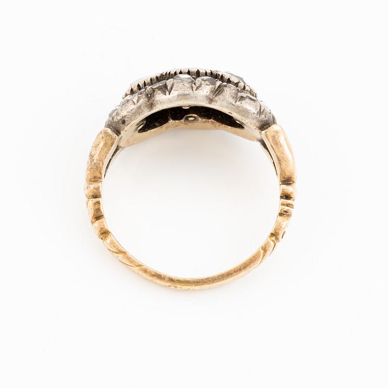 Ring 18K gold and silver with rose-cut diamonds.