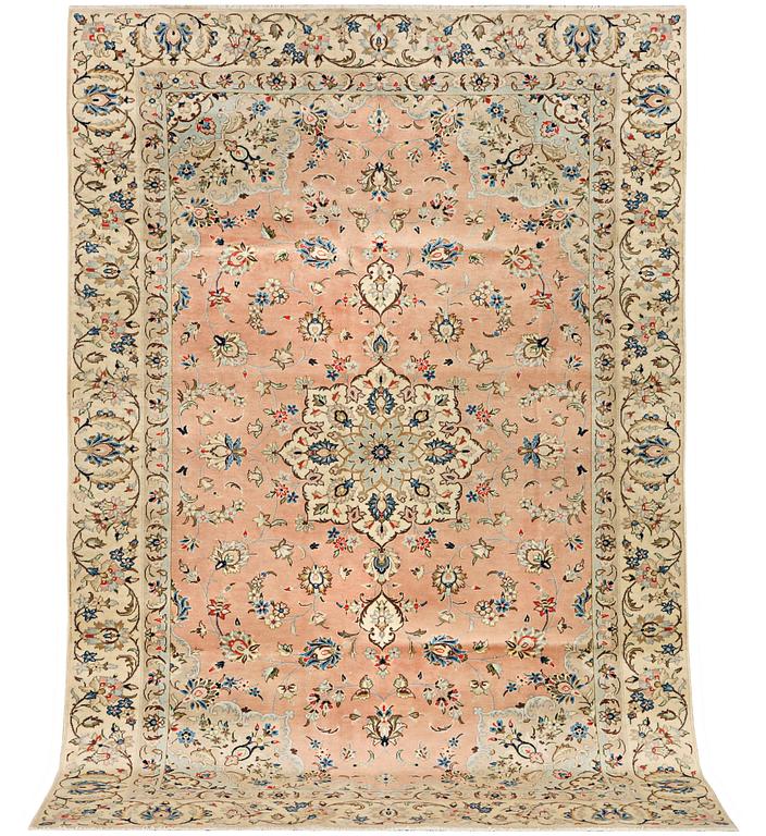 A Kashan crpet, a. 284 x 181 cm.