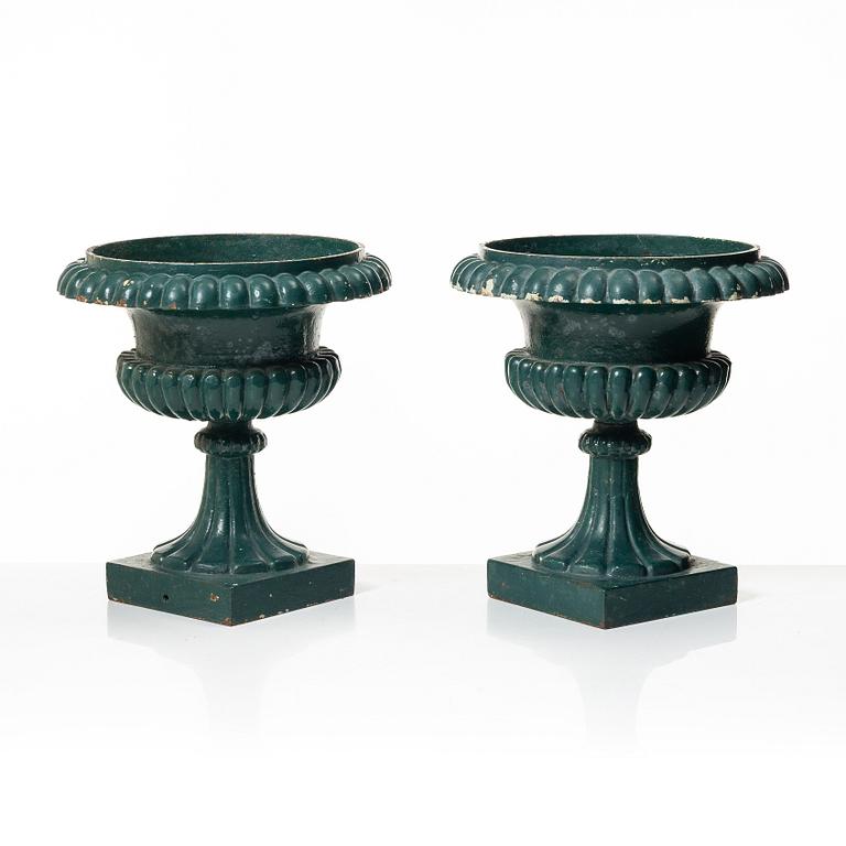 Trädgårdsurnor, ett par, No. 1, Husqvarna, omkring 1900.