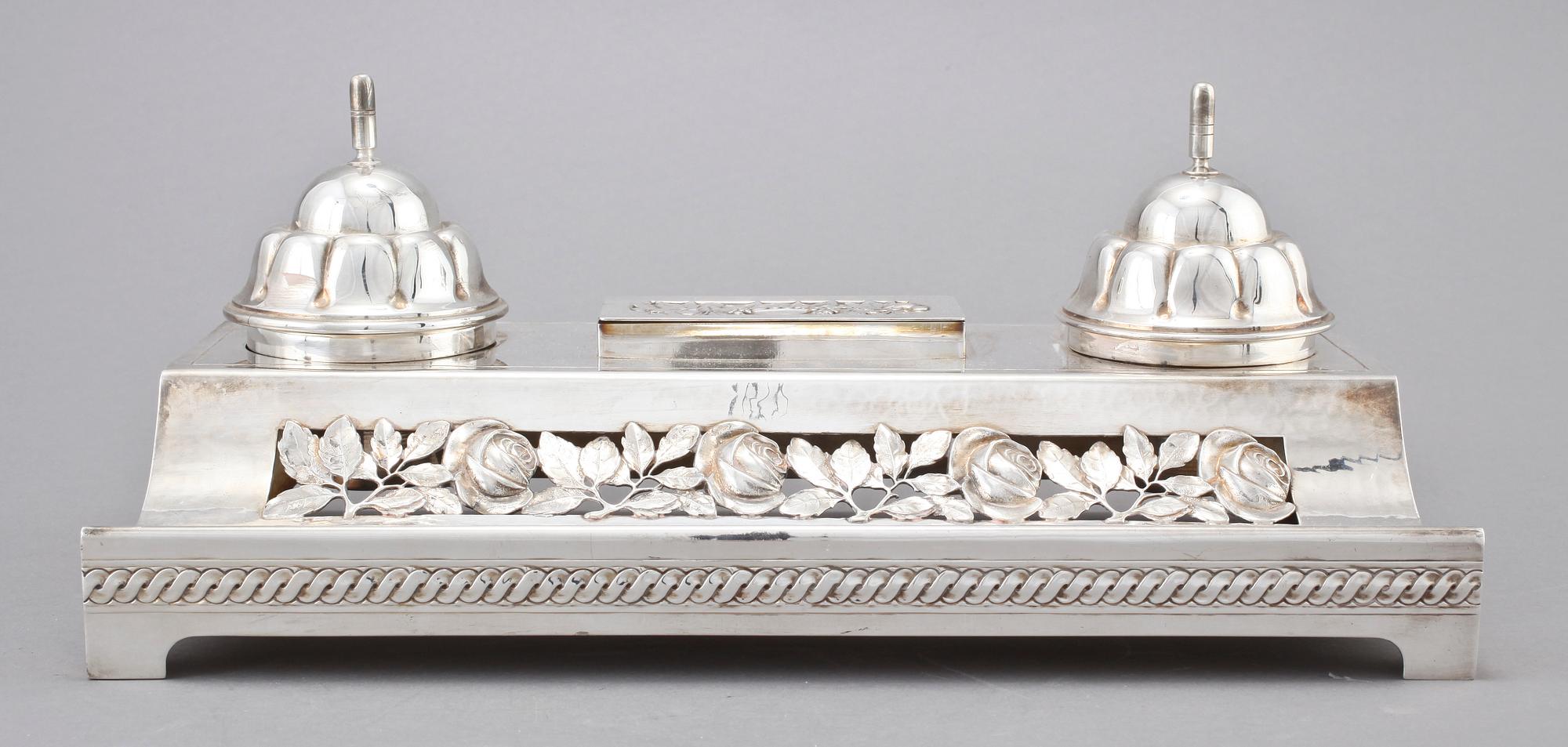 SKRIVBORDSUPPSATS, nysilver, kayser, 1900-talets första del.