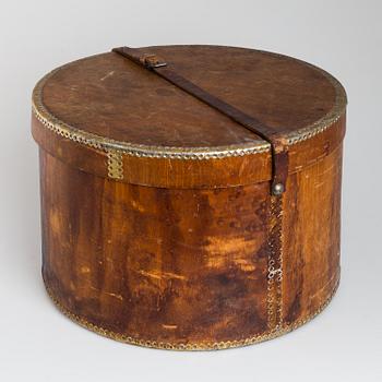 A wooden hat box, early 20th century.