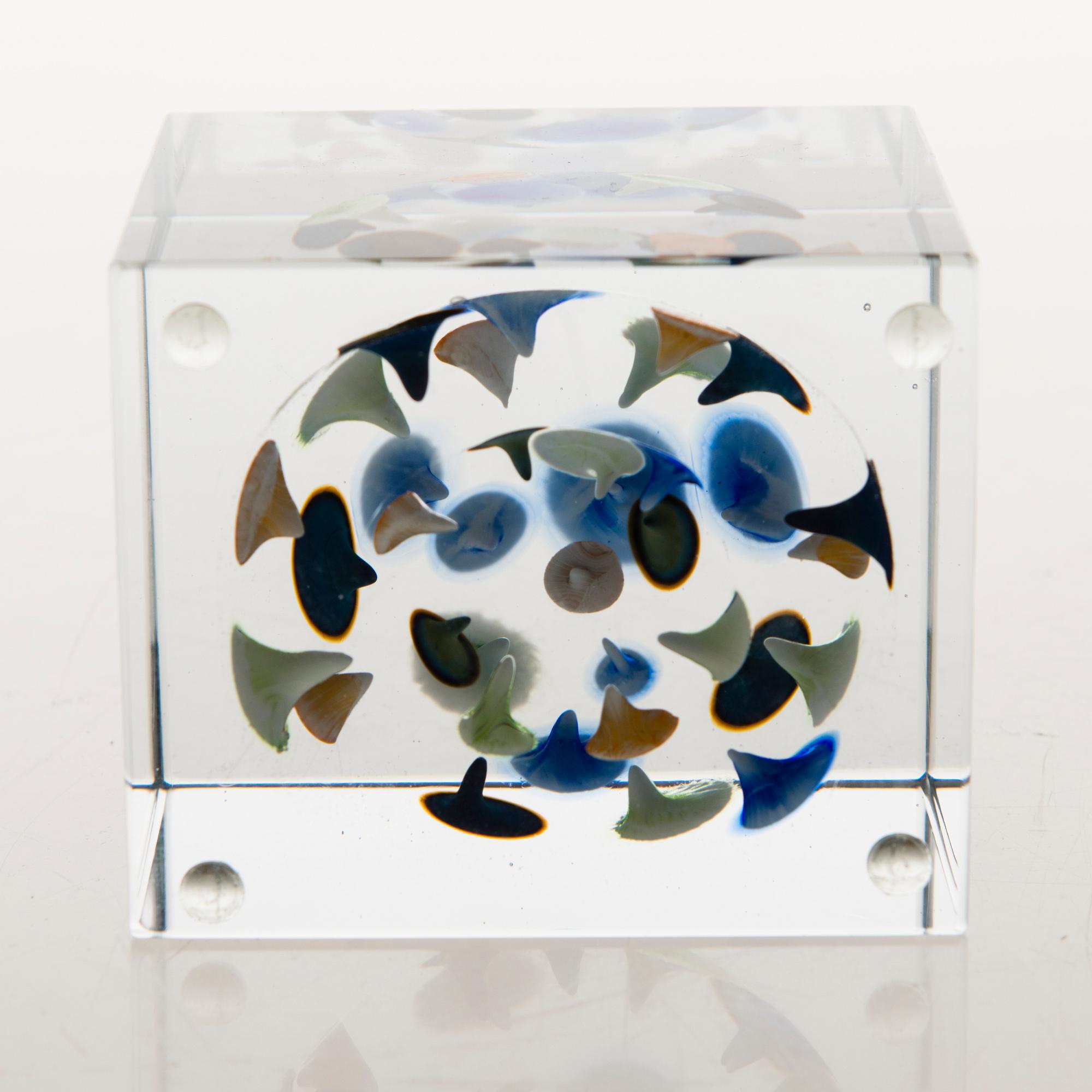 OIVA TOIKKA, An annual glass cube, signed Oiva Toikka Nuutajärvi 2005 and numbered 351/2000.