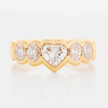 434. An 18K gold ring set with a heart formed brilliant-cut diamond.