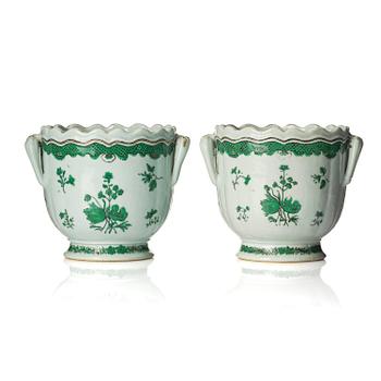 1037. A pair of 'Chinese Export' wine coolers/flower pots, Qing dynasty, 18th century.