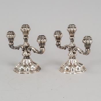 Kandelabrar, ett par, silver, rokokostil, 1900-tal. Svensk importstämpel.