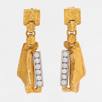 Björn Weckström, a pair of 18K gold earrings 'Da Capo' with brilliant-cut diamonds ca 0.36 ct in total Lapponia 1988.