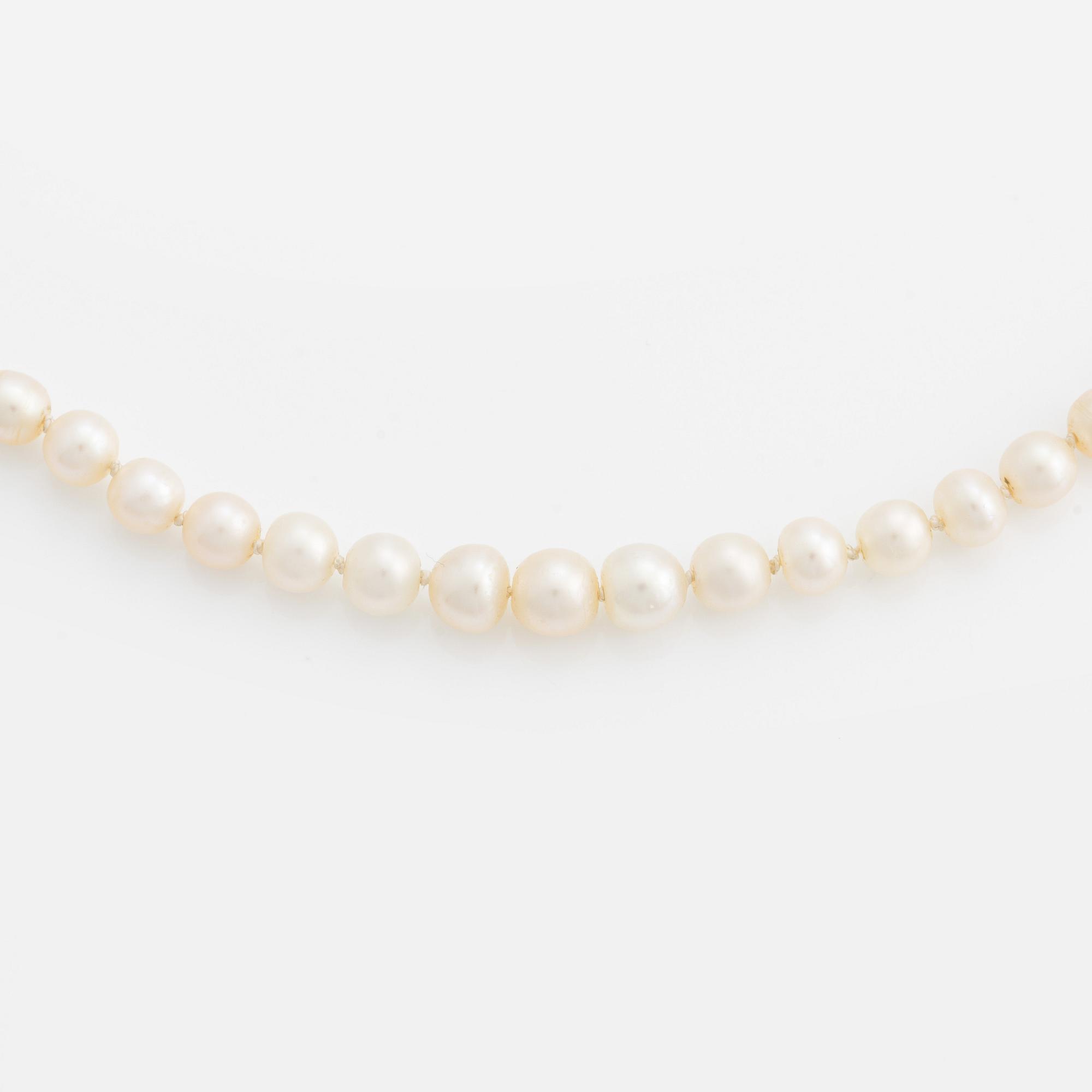 Pärlcollier med doserade pärlor, lås guld med smaragd och rosenslipade diamanter.