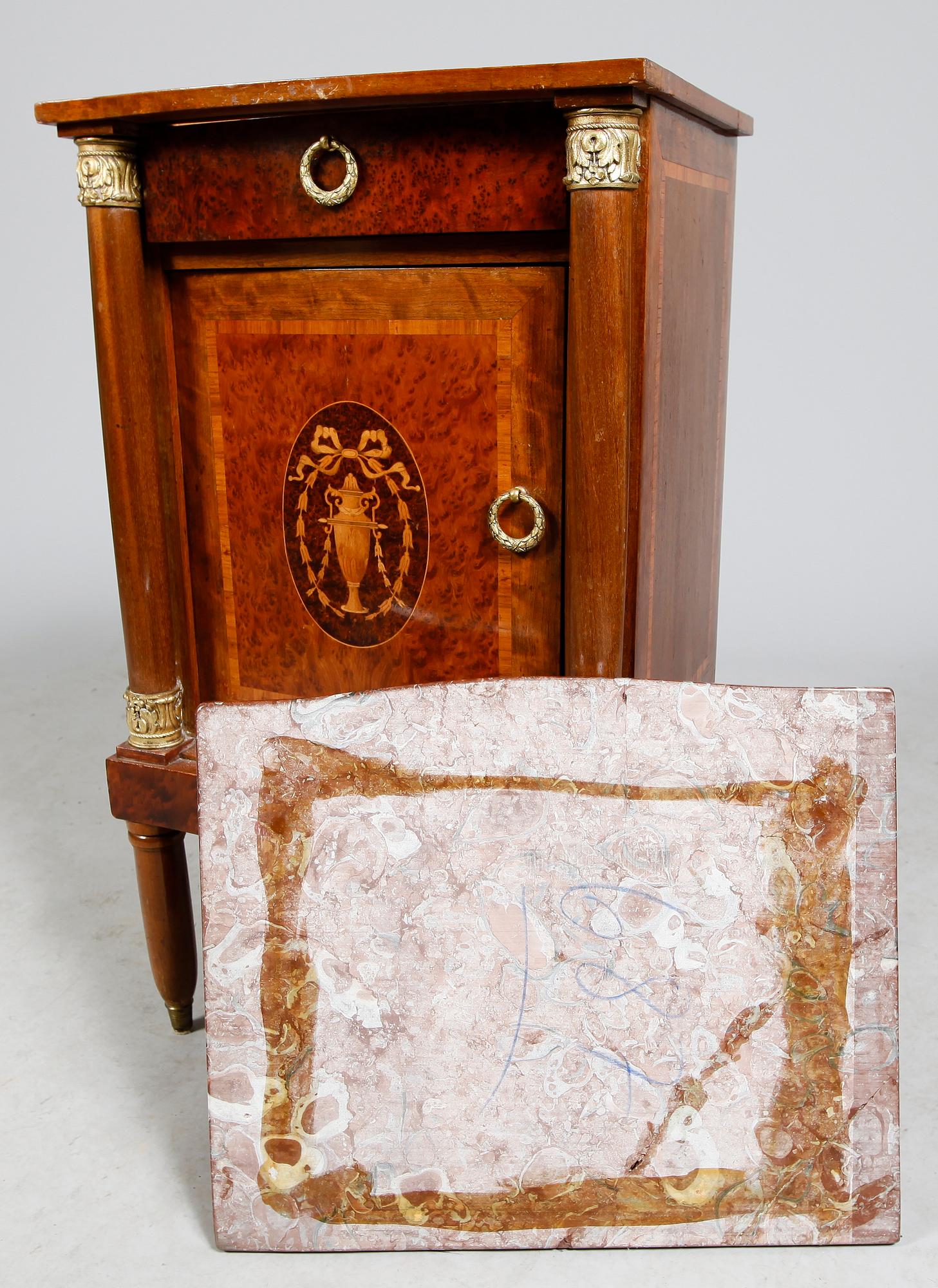 SÄNGBORD, 1 par, gustaviansk stil, 1900-talets första hälft.