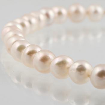 COLLIER, odlade sötvattenspärlor med lås i 18K vitguld med 6 fasettslipade blå safirer, utländska stämplar.