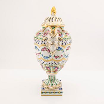 Potpourri urn Dresden, porcelain from the second half of the 20th century.