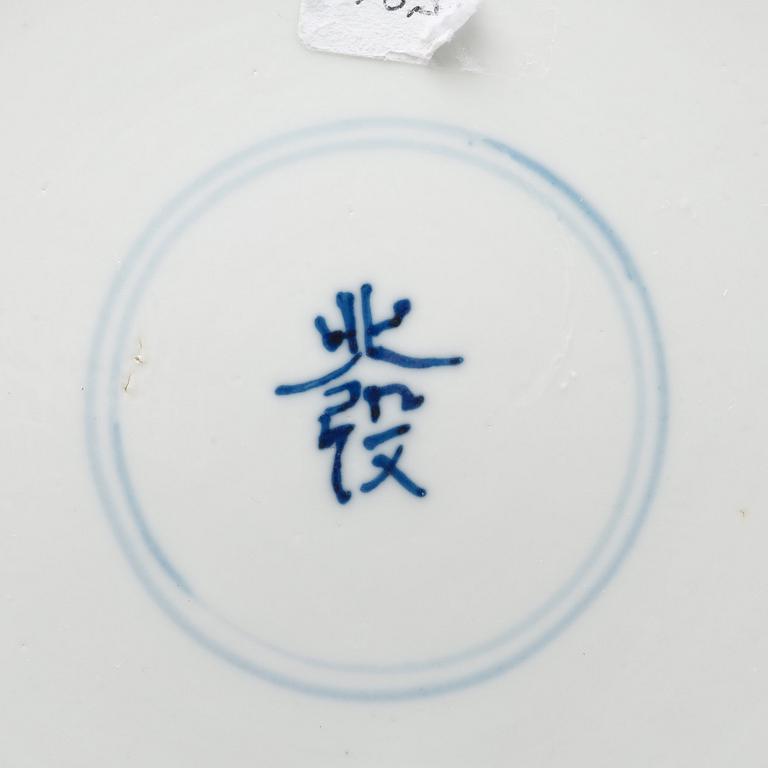 A blue and white deep dish, Qing dynasty, Kangxi (1662-1722).