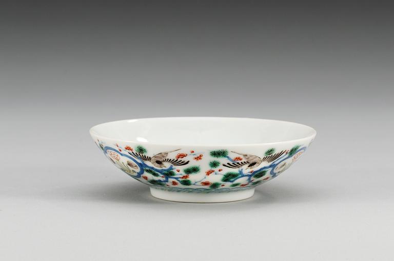 A wucai dish, late Qing dynasty (1644-1912), with Kangxi´s six characters mark.