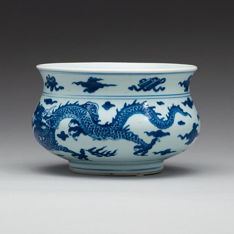 A blue and white censer, Qing dynasty, Kangxi (1662-1722).