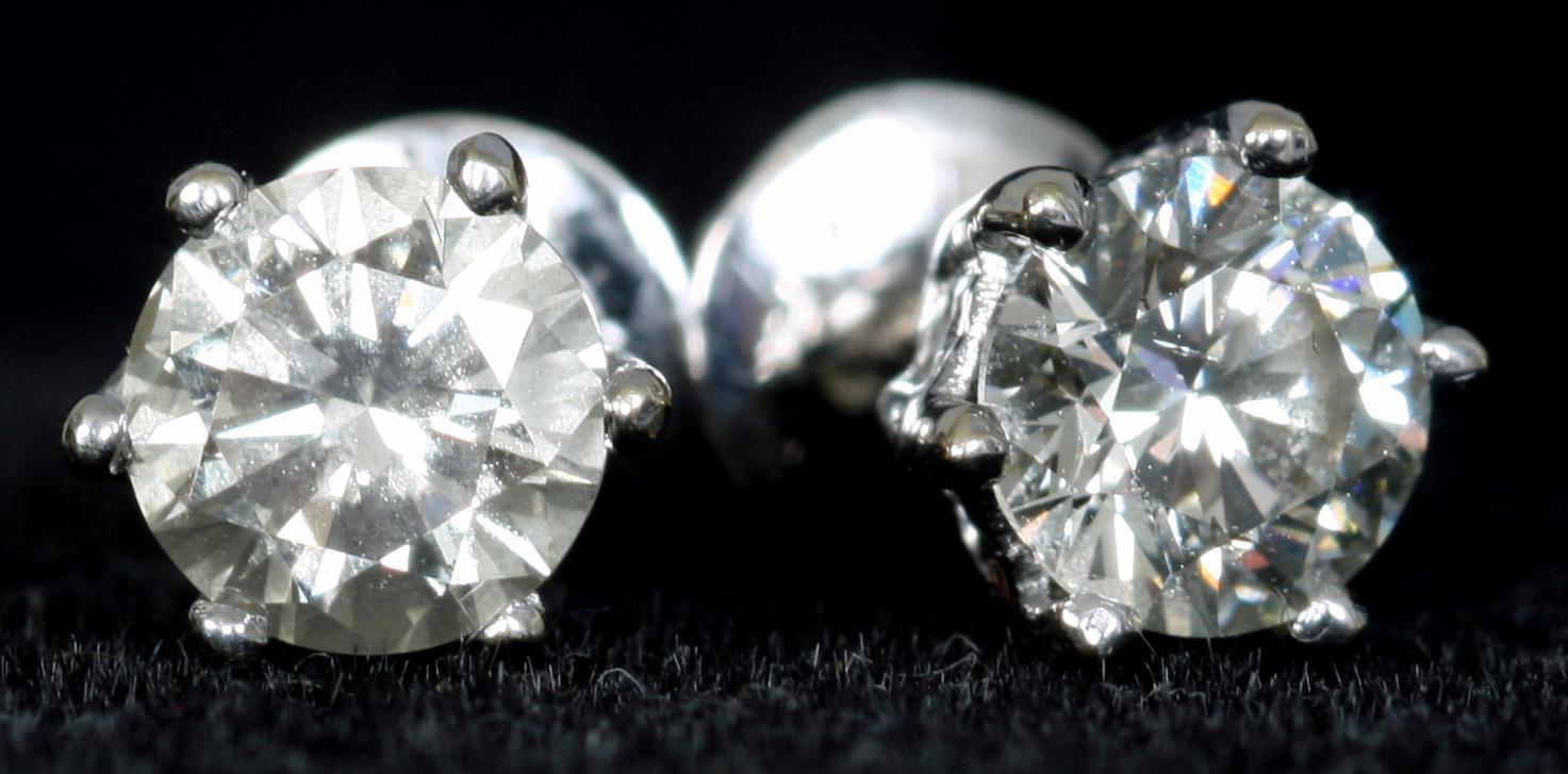 ÖRHÄNGEN, ett par, 18K guld samt briljanter, enligt intyg totalt 1.40 ct.