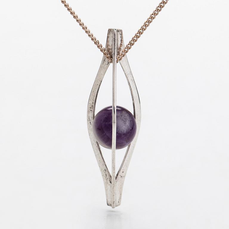 Elis Kauppi, a silver pendant, with amethyst quartz. Kupittaan Kulta, Turku 1961. With chain.