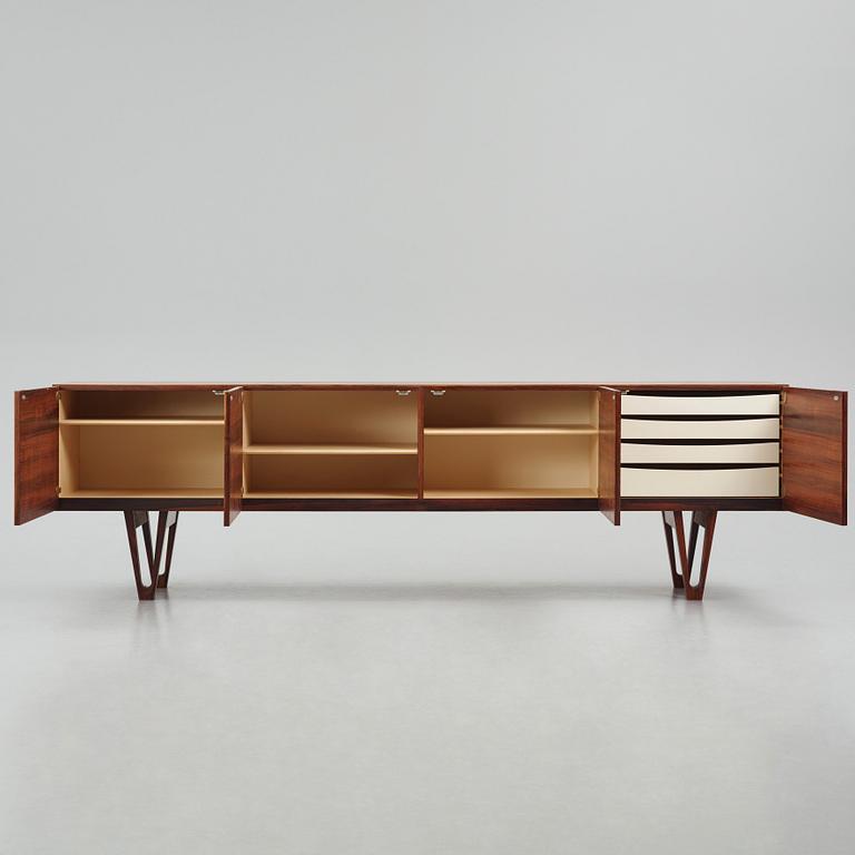 Ib Kofod-Larsen, sideboard, modell "501" ur "Ib 500"-serien, Seffle Möbelfabrik 1960-tal.