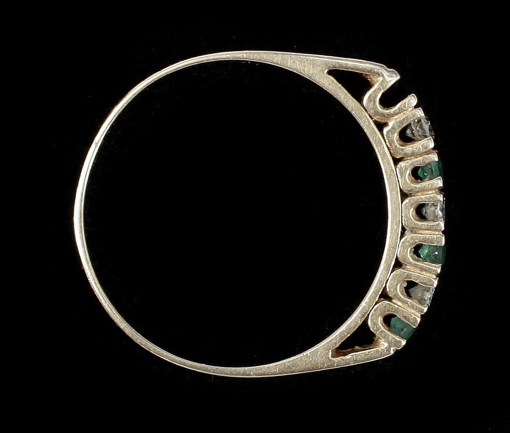 RING, 18k guld med små briljantslipade diamanter och smaragder. Vikt ca 2,8 gram.