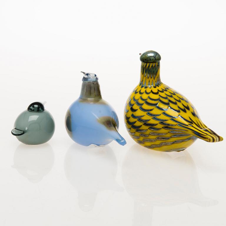 OIVA TOIKKA, a set of three glass birds signed O. Toikka Nuutajärvi.