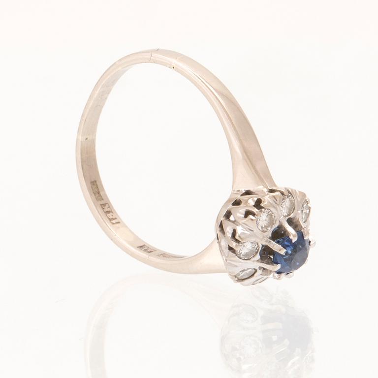 Ring Carmosé 18K white gold with round brilliant-cut sapphire and diamonds, K G Markström Uppsala 1975.