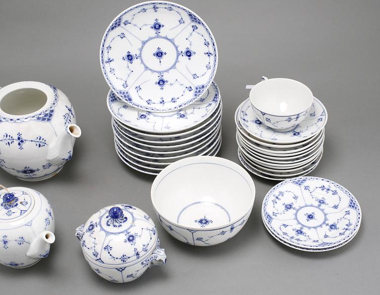 SERVISDELAR, 31 st, porslin, "Musselmalet", Royal Copenhagen, Danmark, 1900-tal.