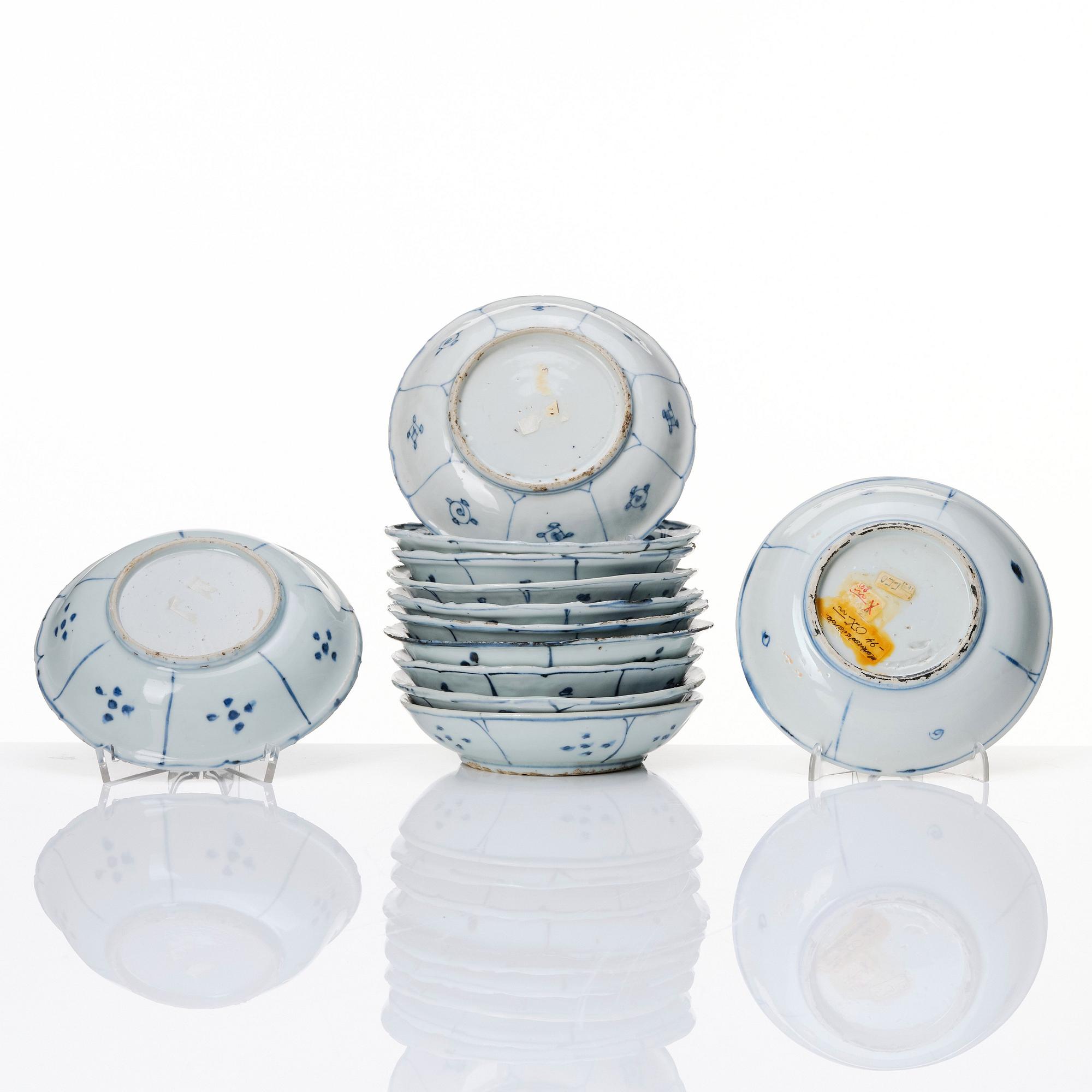 A group of 12 blue and white dishes, Ming dynasty, Wanli (1572-1620).