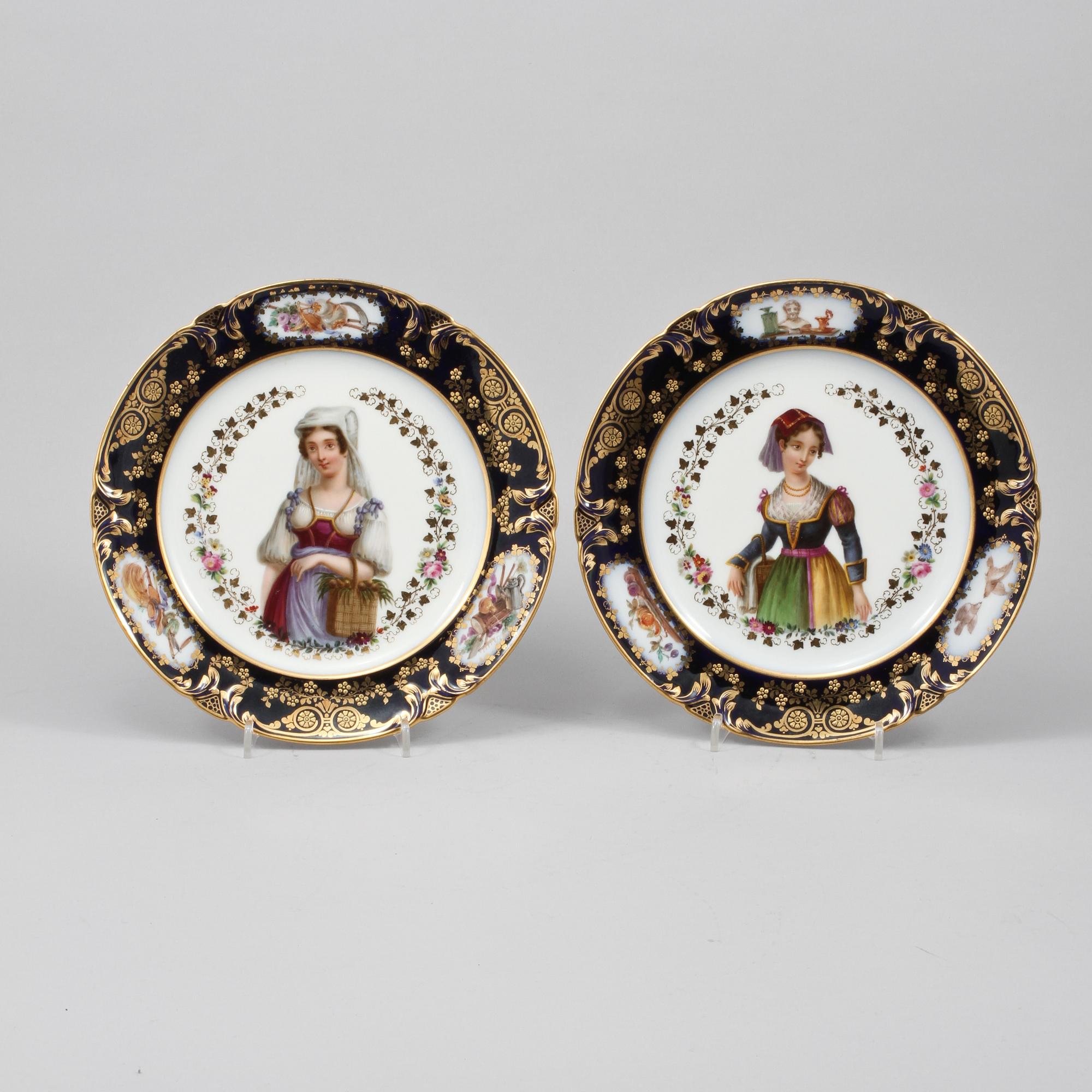 TALLRIKAR, 2 st, porslin, Pochet Deroch, Paris, Frankrike, omkring sekelskiftet 1900.