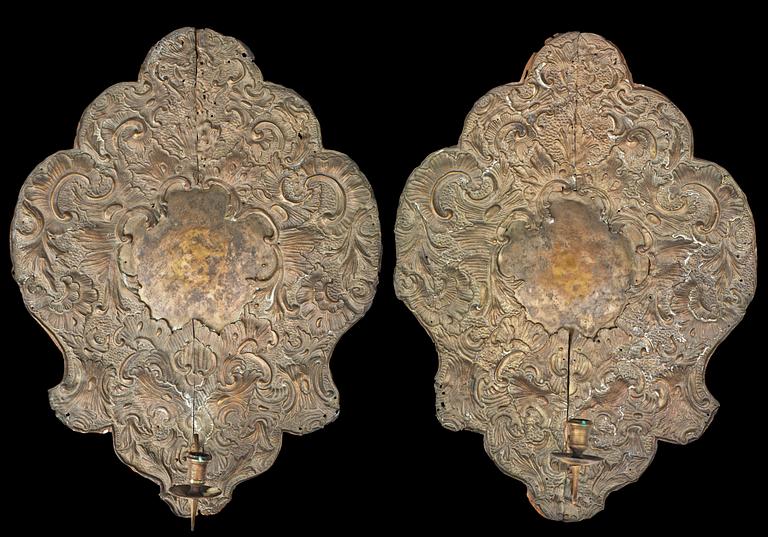 LJUSPLÅTAR, för ett ljus, ett par, försilvrad mässing.  Rokoko, 1700-talets andra hälft.