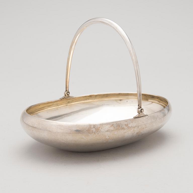 A bread basket in silver, assay master Yakov Nicholayevich Lyapunov Saint Petersburg (1898-1903) and mark of AM.