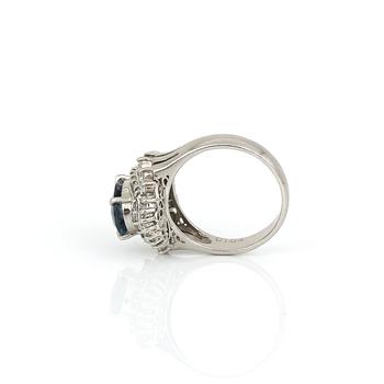 RING, platina med ovalslipad safir, ca 2,71 ct och diamanter, tot ca 1,04 ct. Total vikt ca  9,72 g.