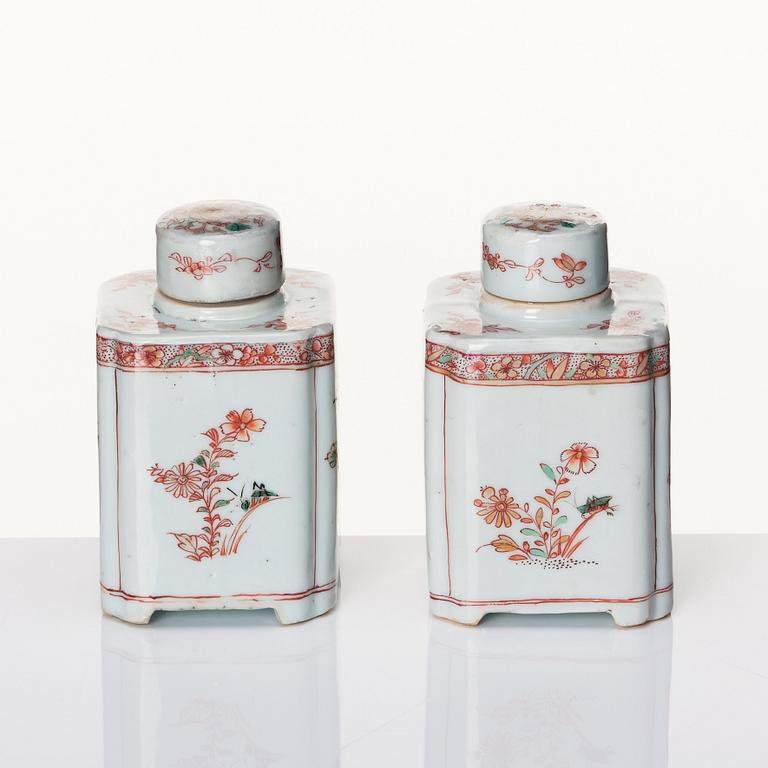 A pair of iron red and green decorated tea caddies with covers, Qing dynasty, Kangxi (1662-1722).