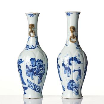 A pair of blue and white vases, Qing dynasty, Kangxi (1662-1722).