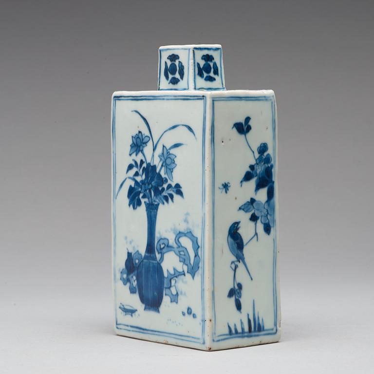 A blue and white Transitional vase, 17th Century.
