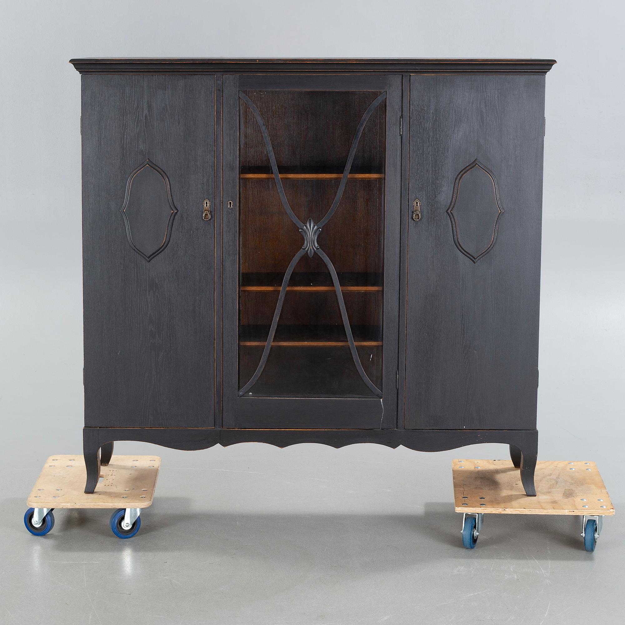 VITRINSKÅP, 1900-talets första hälft.