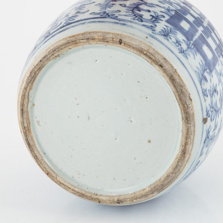SEven pieces of blue and white porcelain, China, Qing dynasty, 18th-19th century.
