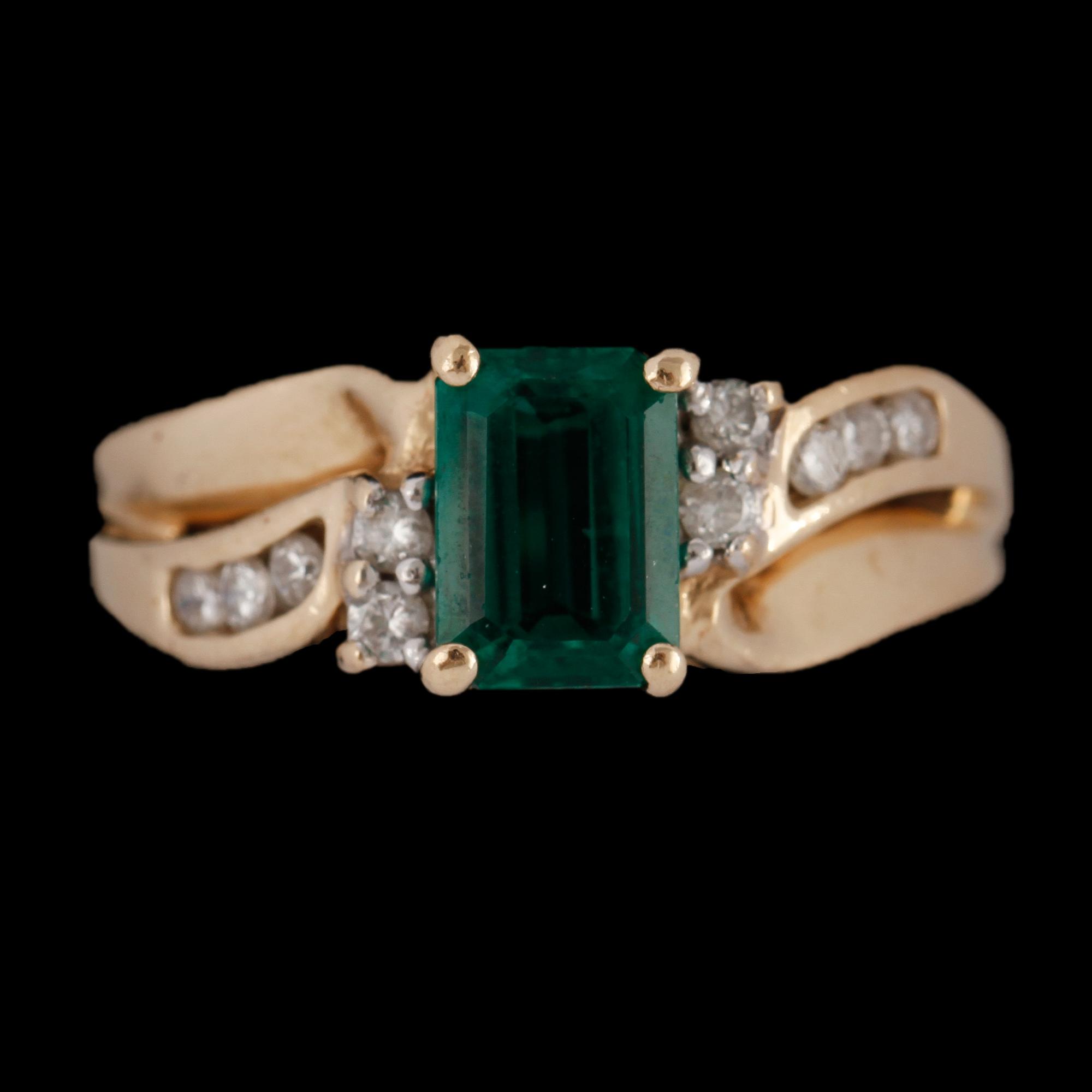RING, 14k guld med en smaragd, 1.0 ct enligt gravyr samt 10 små briljantslipade diamanter, 2000-tal. Vikt 4 g.