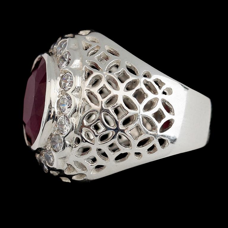 RING, vitguldspläterat sterlingsilver, rubin ca 9.45 ct, vita safirer tot ca 0.95 ct.