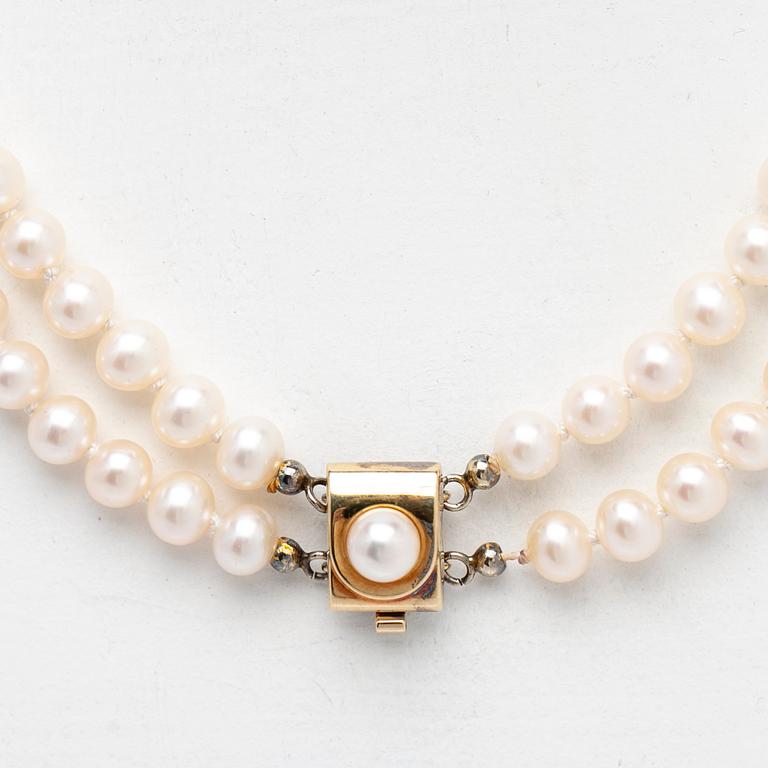 Necklace, freshwater pearls with a clasp in 18K gold.