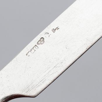 FRUKTKNIVAR, 11 st (5+6), snarlika, silver, 1800-talets första hälft. Vikt ca 418 gram.